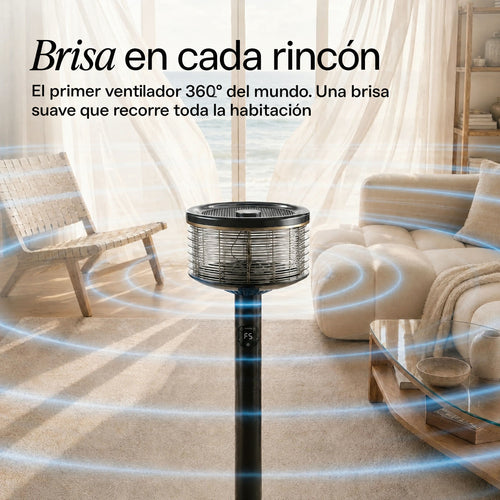 Ventilador Orbi360 negro en una sala luminosa repartiendo una brisa de 360° por toda la habitación