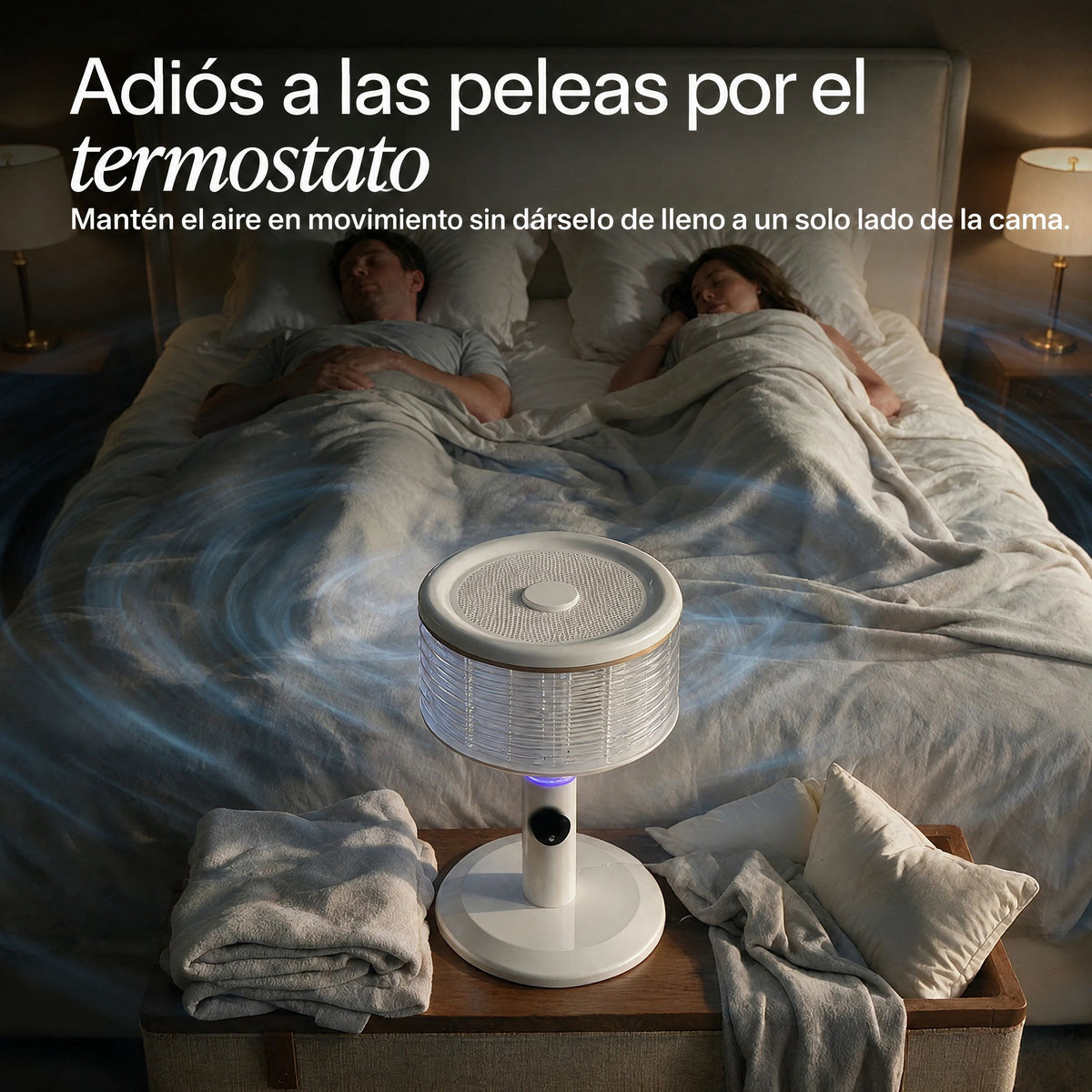 Pareja durmiendo con el ventilador Orbi360 blanco al pie de la cama, sin aire directo a un solo lado