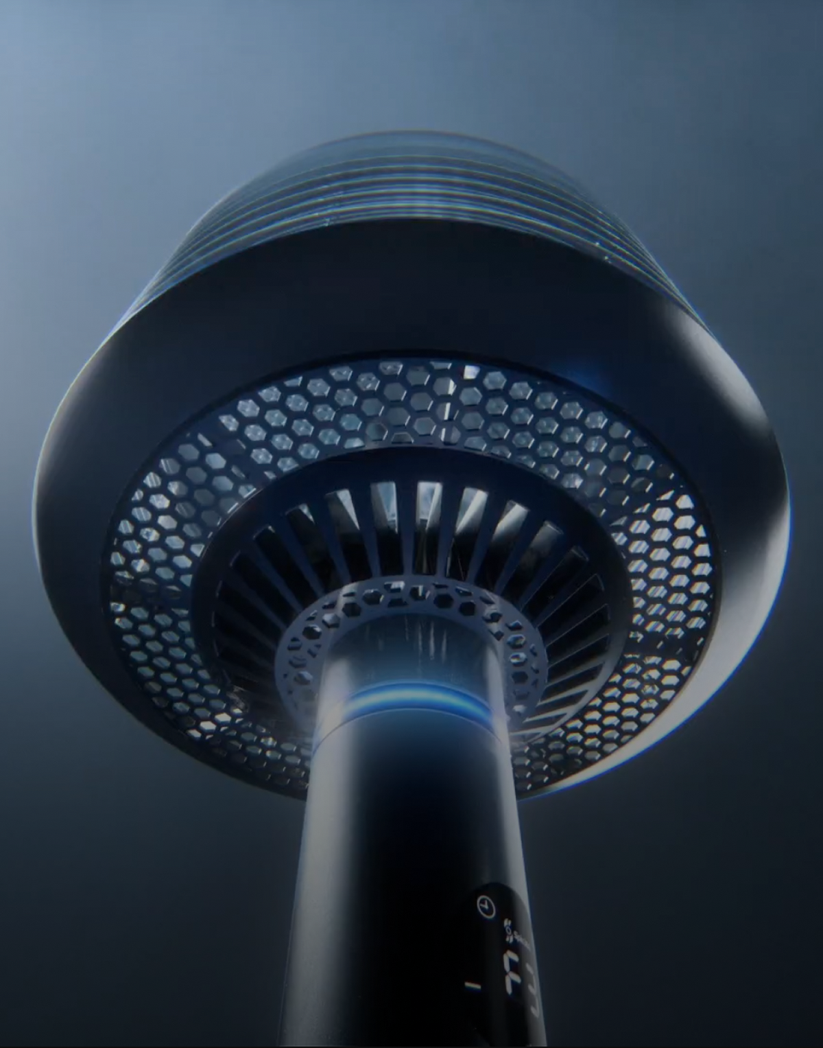 Cabezal del ventilador Orbi360 negro visto desde abajo, con la rejilla y el anillo de luz azul